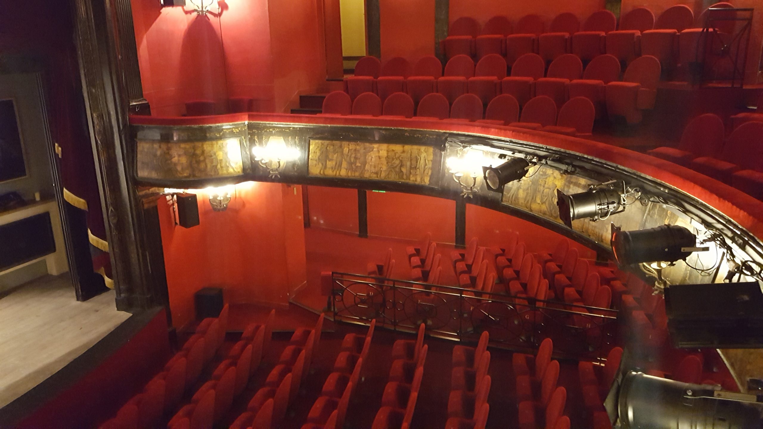 Vue des balcons d'une salle de théâtre